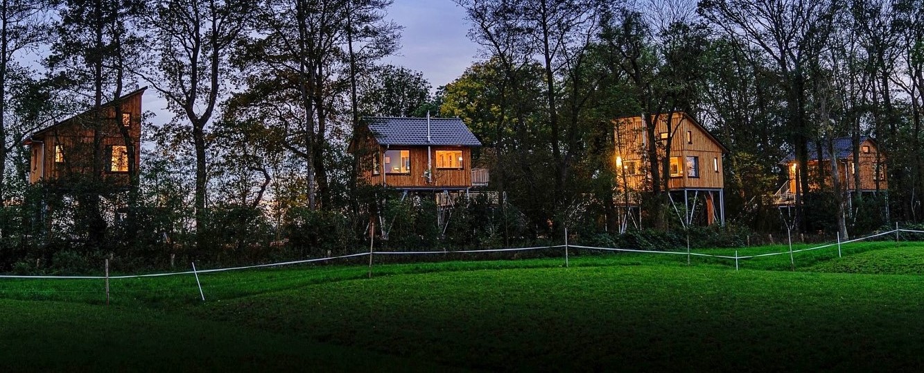 Blick auf das Baumhaushotel in Otterndorf