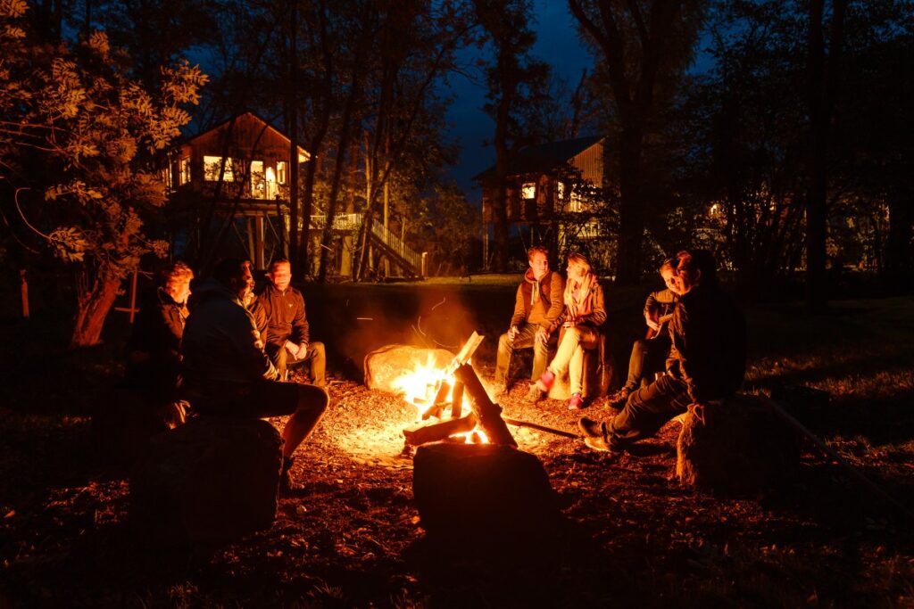 Teambuilding am Lagerfeuer im Baumhaushotel an der Nordsee. 