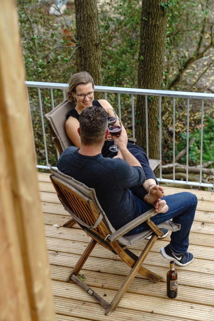 Pärchen auf der Terrasse des Baumhaushotels an der Nordsee